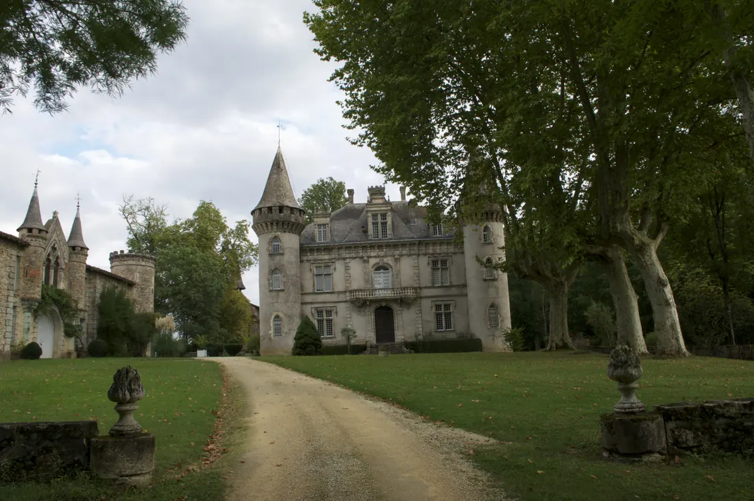 Château de Fondat and its tree-lined grounds in Saint-Justin.