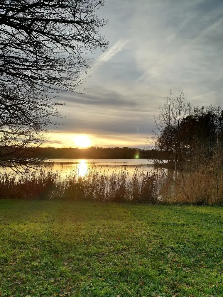 Sunset over Lac de l’Uby at Cazaubon.