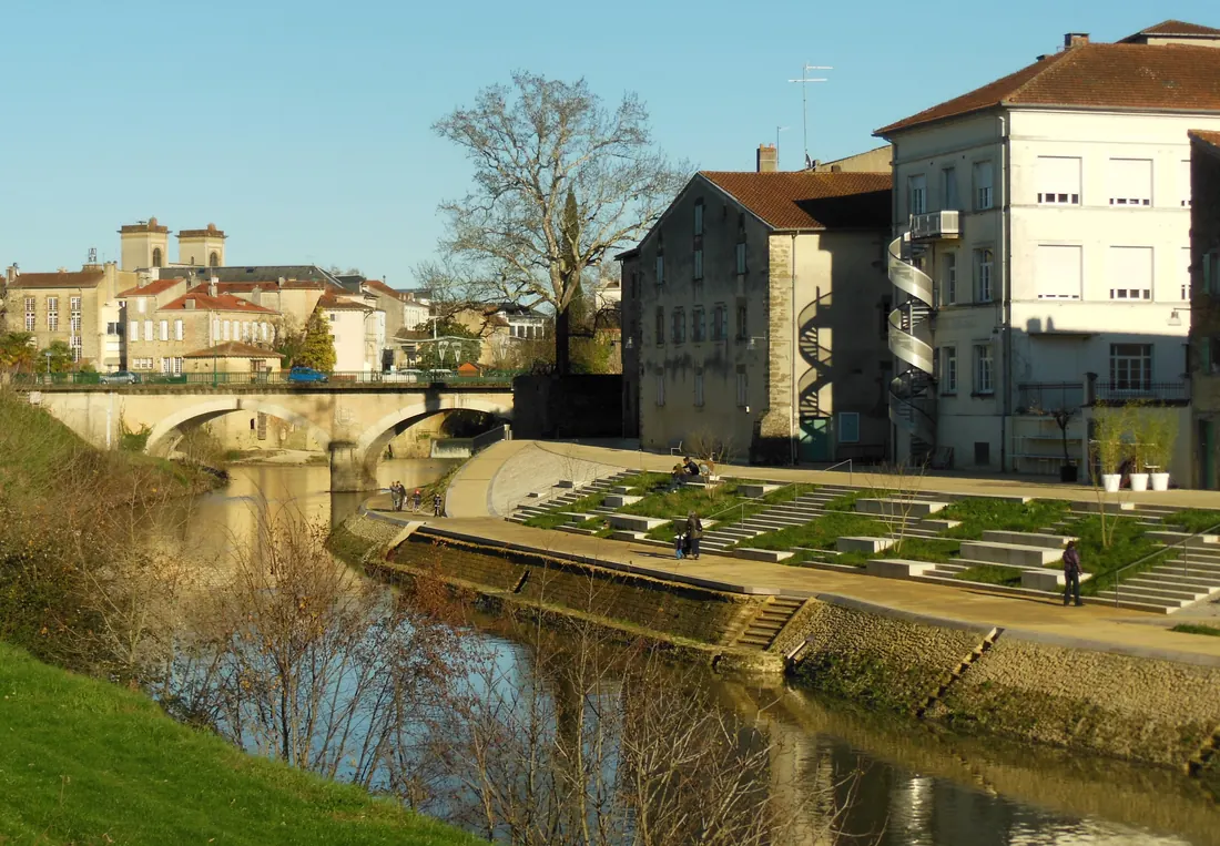 Banks of the Midouze in Mont-de-Marsan, with the Madeleine church tower in the background.