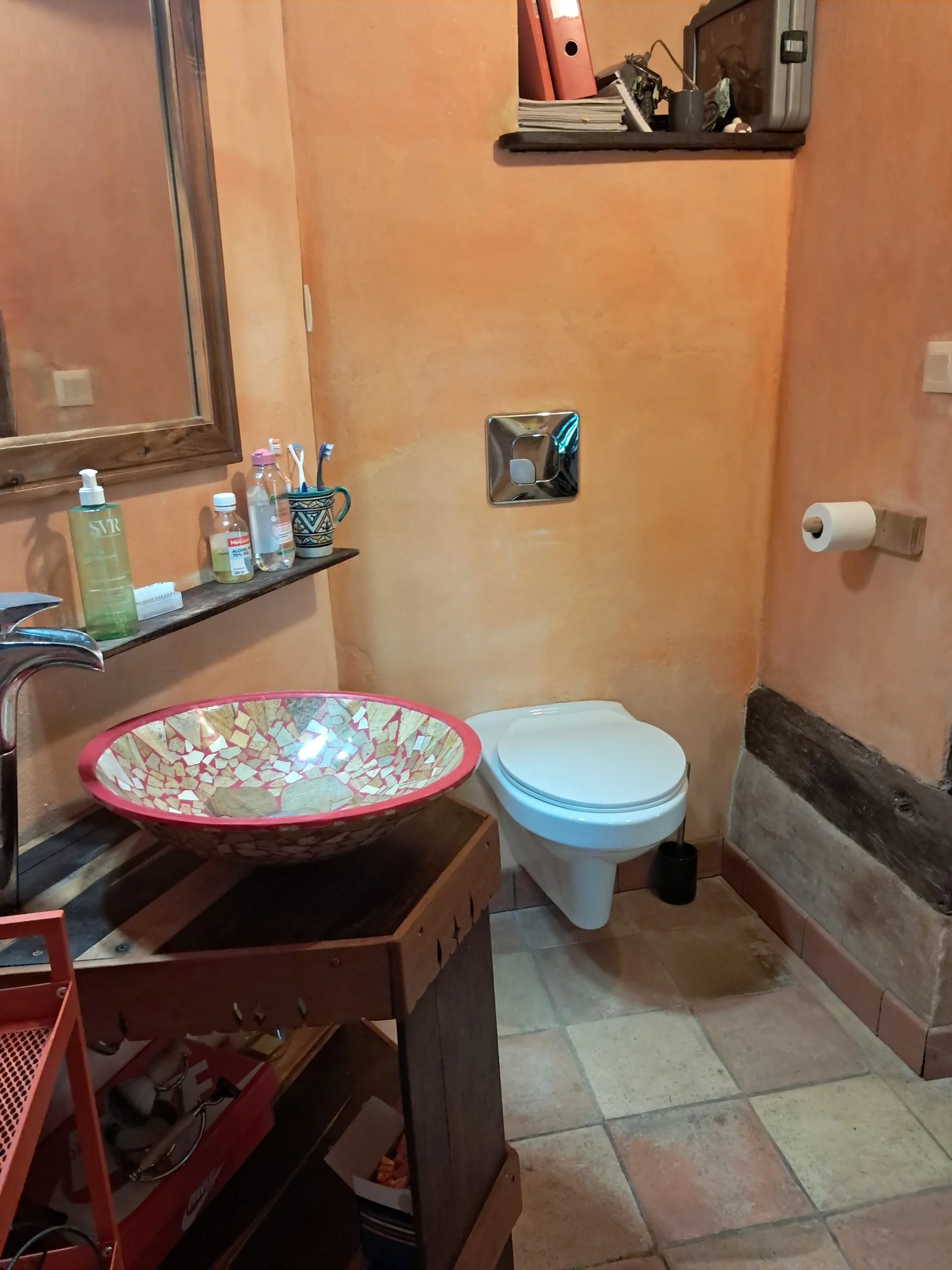 Shower room associated with the independently accessed bedroom